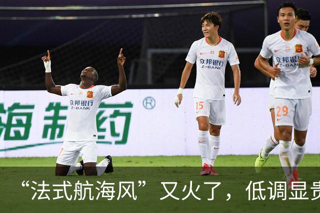 “法式航海风”又火了，低调显贵，靠立体金扣取胜
